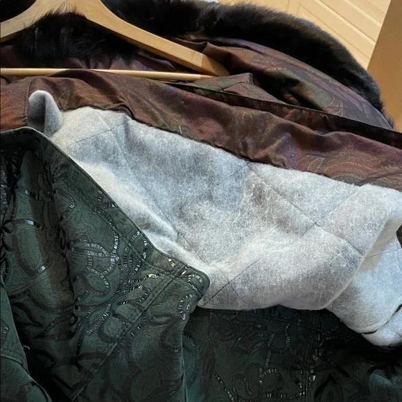 Elegant Green Jacket with Faux Fur Trim - Picture 10 of 10